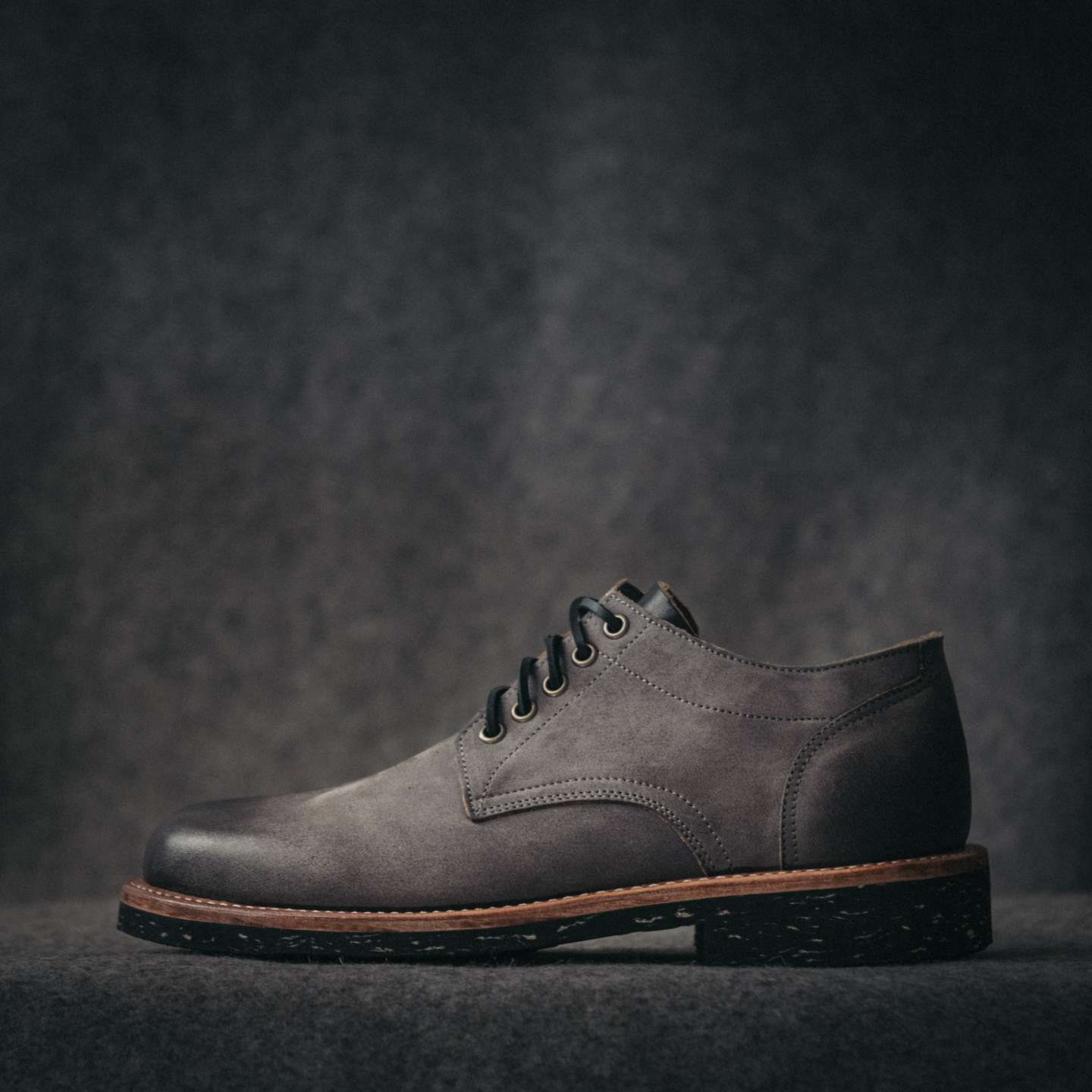 Carbon Bark Veg Retan Trench Oxford - Detail Image Two