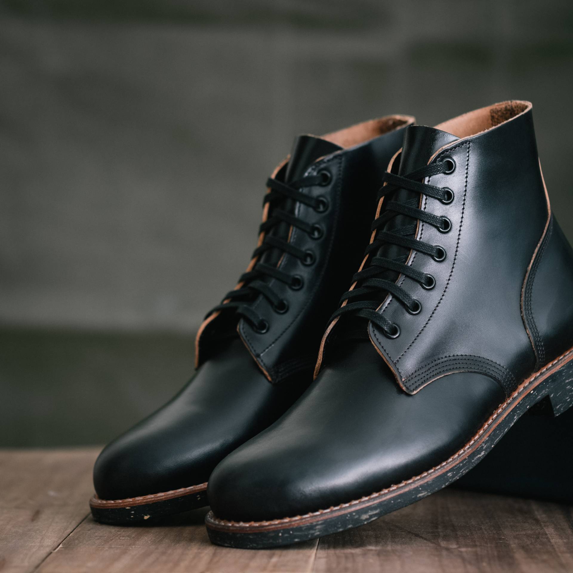トメィトゥ Field Boot - Teacore Black Overdye Horse Rump, Dr. Sole 1122 Raw